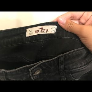 BLACK HOLLISTER JEANS WITH KNEE RIPS